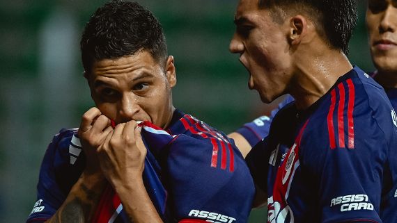 Juanfer Quintero decide de pênalti e River Plate avança na Copa Argentina