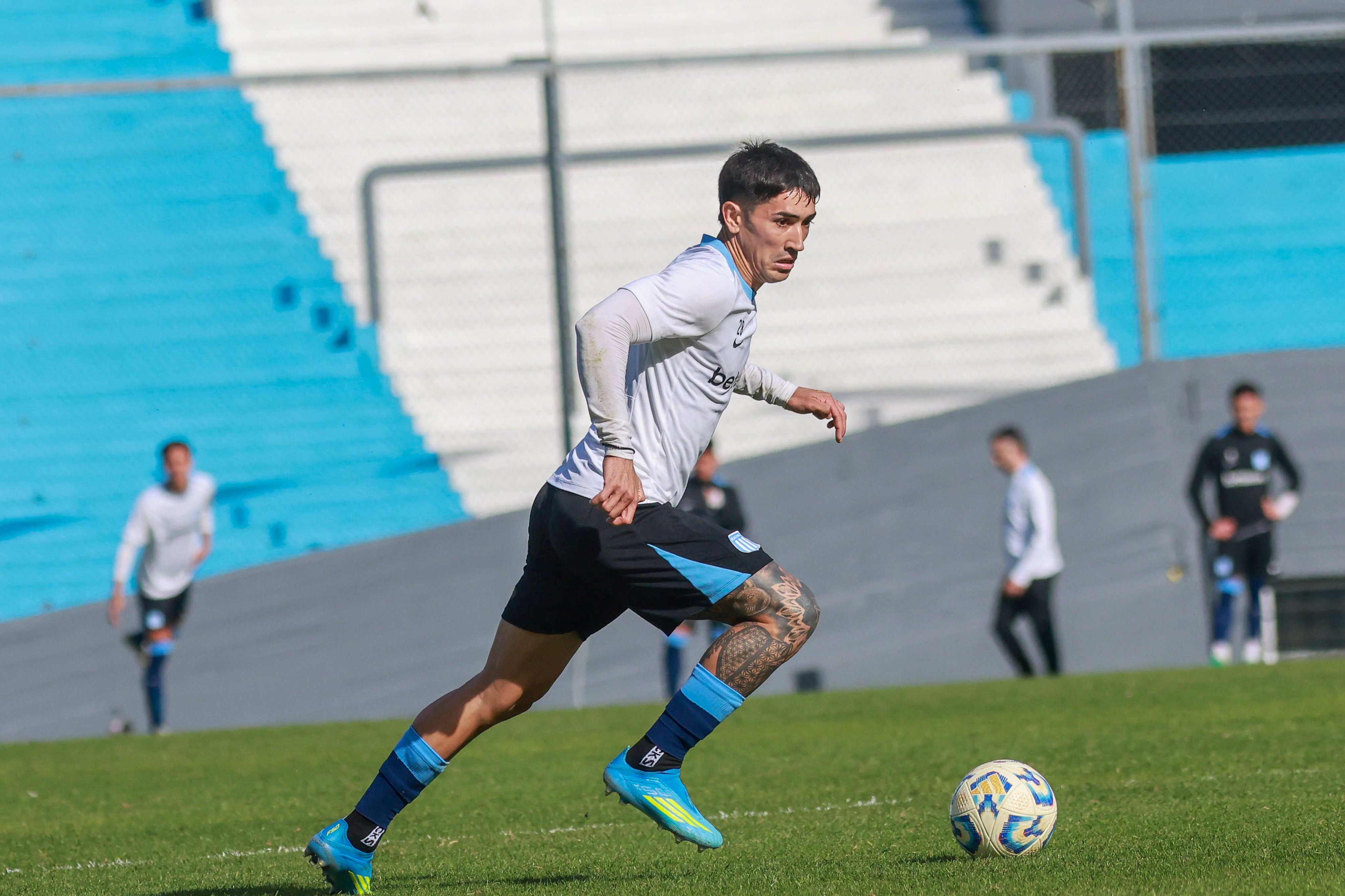 Racing empata dois amistosos com o Cerro Porteño e mira volta de Roger Martínez