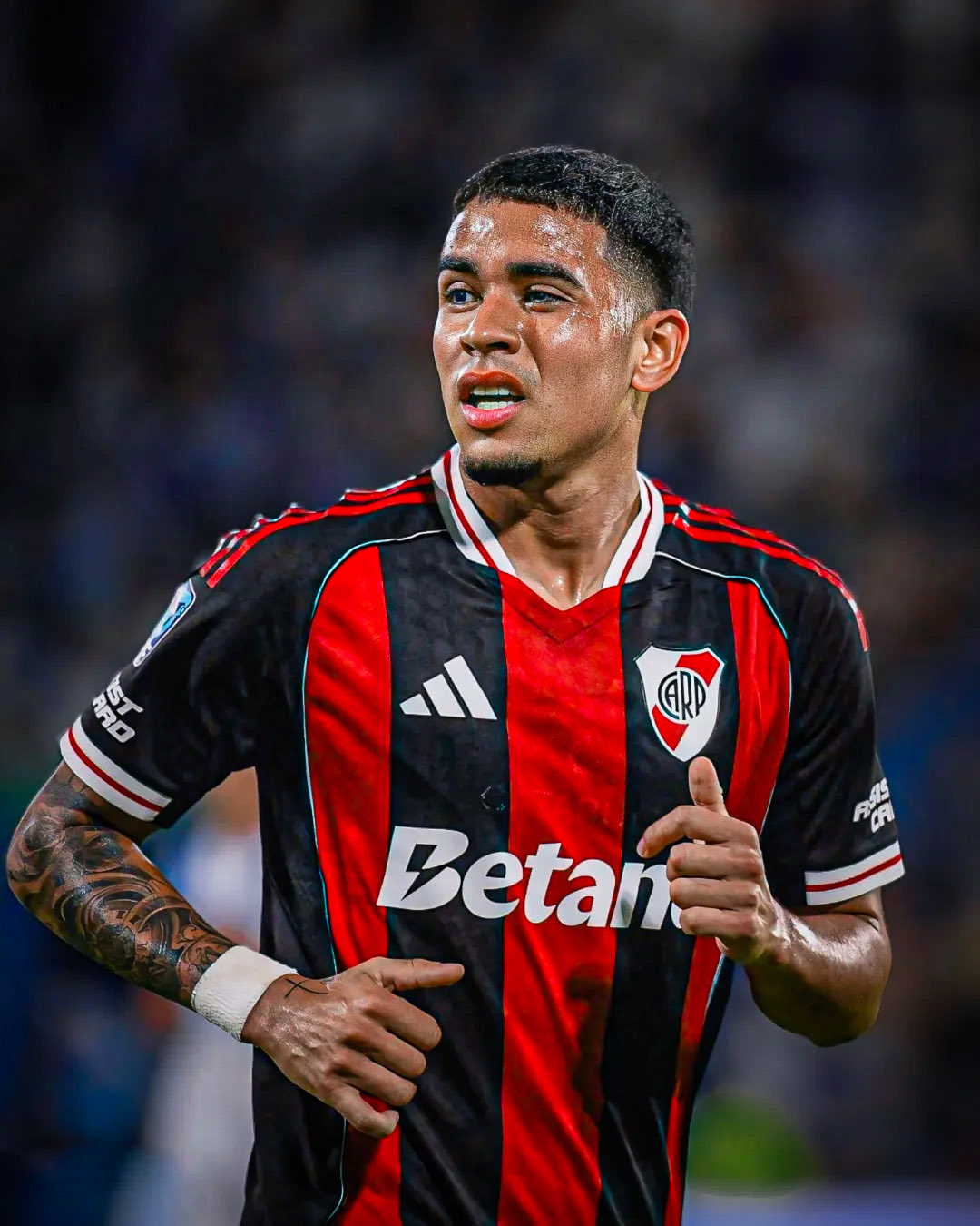 Kendry Páez encerra passagem apagada pelo River e pode virar companheiro de Salah na Turquia