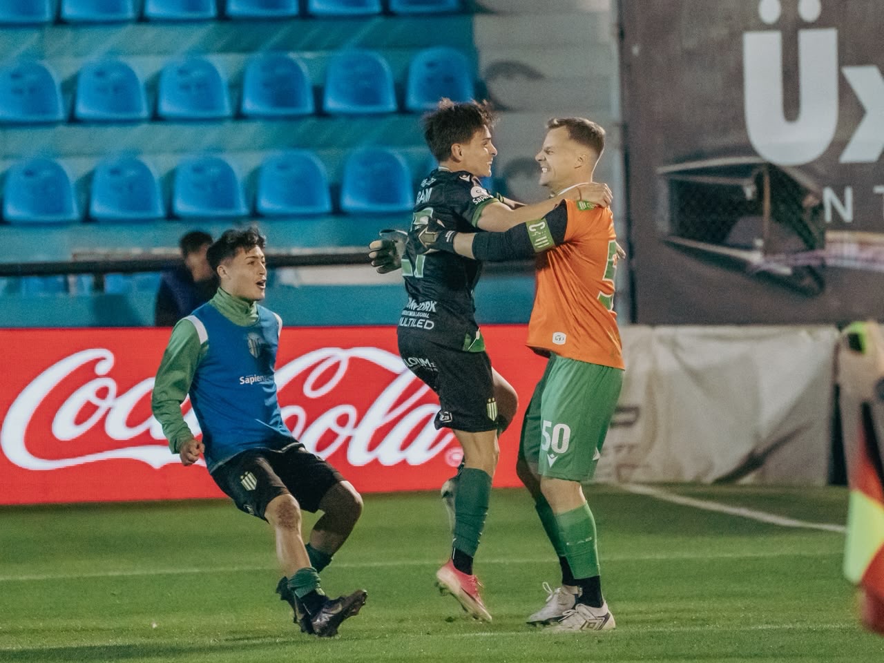 Banfield surpreende, supera o Riestra e é o primeiro semifinalista da Copa Argentina