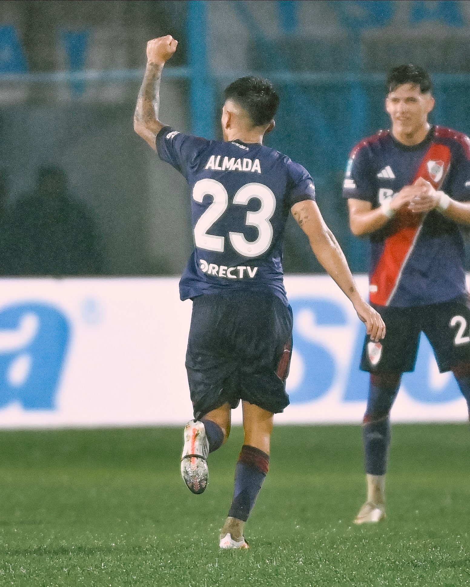 Almada no último suspiro: River vence Atlético Tucumán de virada e avança na briga pelos playoffs