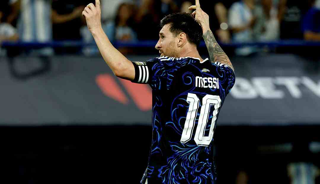 Volta pra casa: Messi desembarca em Rosário para sua despedida da Albiceleste