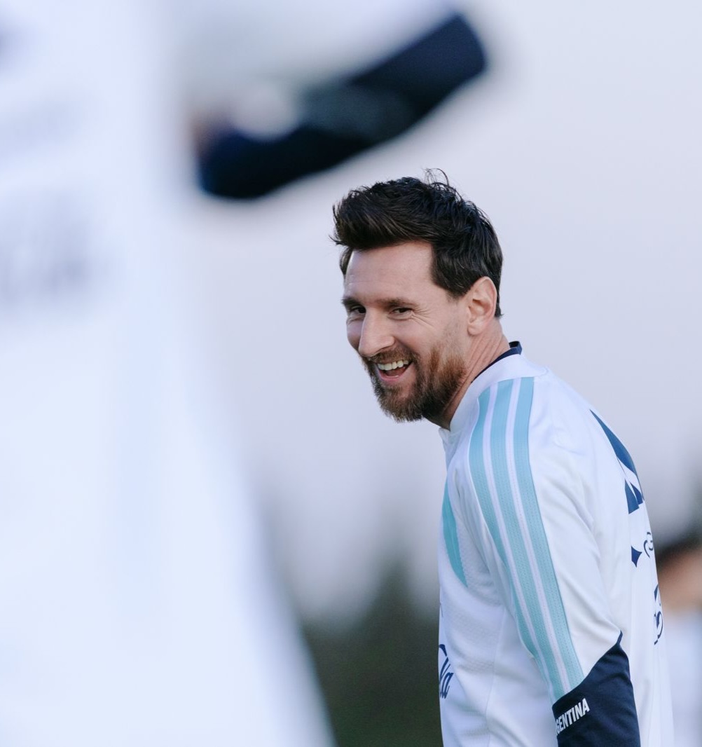 Véspera da despedida: Di María confirma presença, River homenageia Messi no Monumental e Otamendi se emociona no último treino