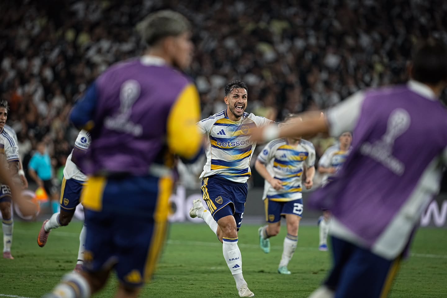 Boca vira sobre o Vasco no Maracanã e crava vaga na final da Sul-Americana com gol de Paredes
