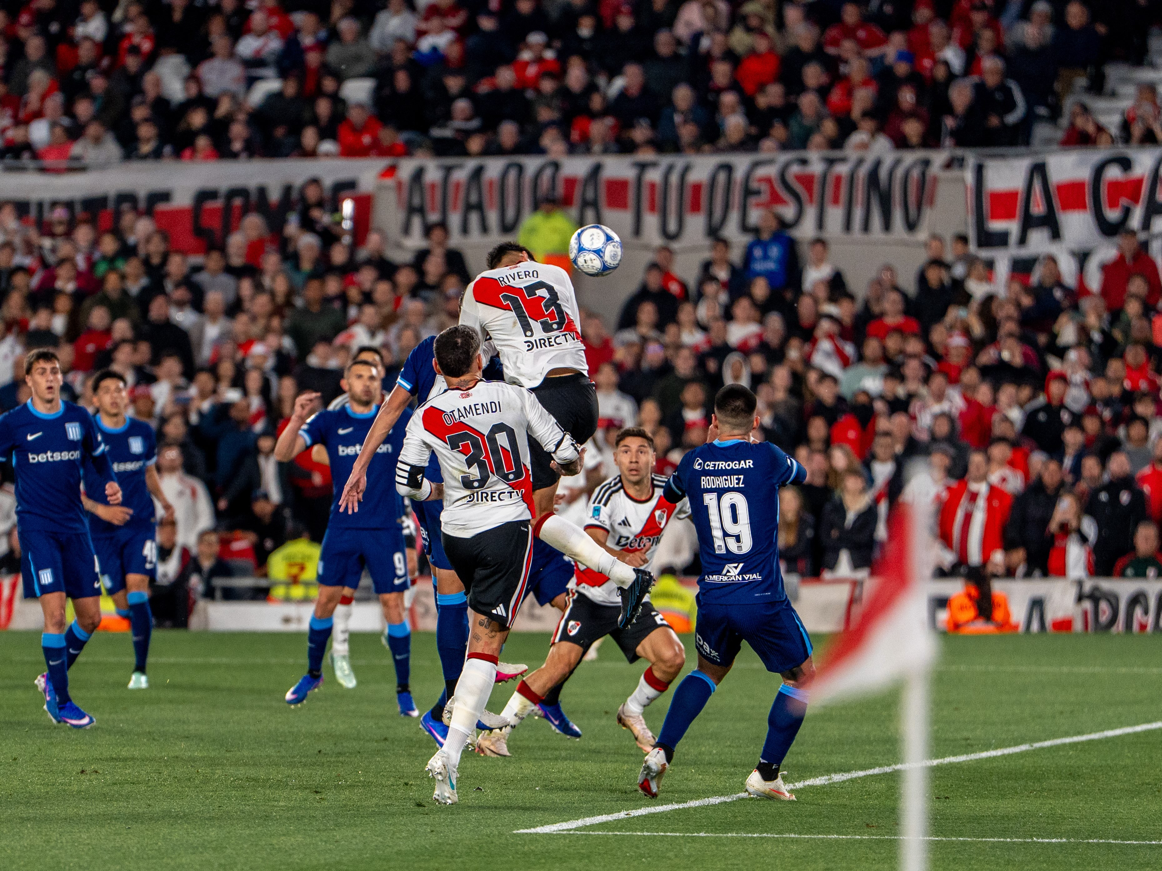 River vence Racing no Monumental com gol de cabeça de Rivero e lamenta lesão de Aníbal Moreno antes do Superclásico
