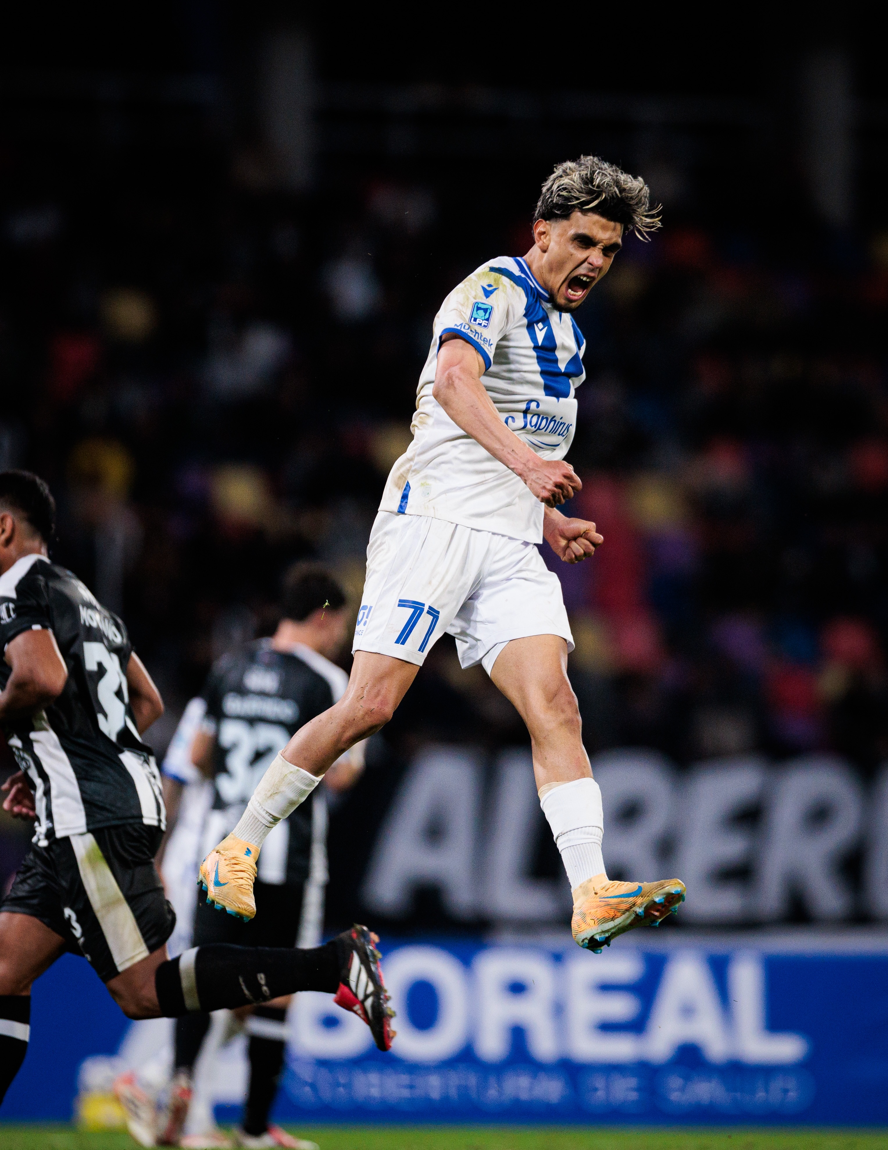 Vélez goleia Central Córdoba em Santiago del Estero com hat-trick e chilena de Ronaldo Martínez